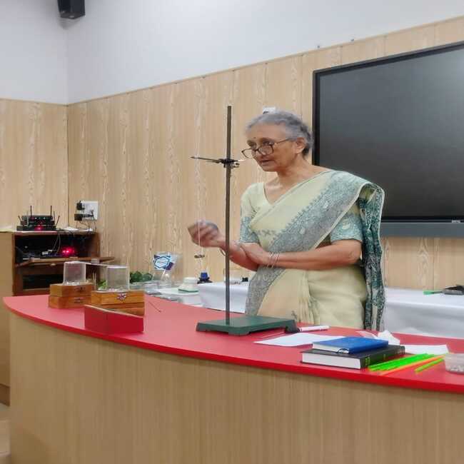 Science teachers' workshop on experiential learning in Physics