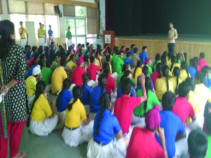 An interaction with a successful alumnus, Hardik Wadhwa.