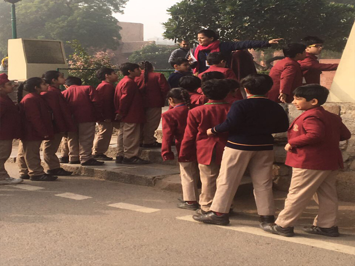 Educational excursion to Qutub Minar, class 3