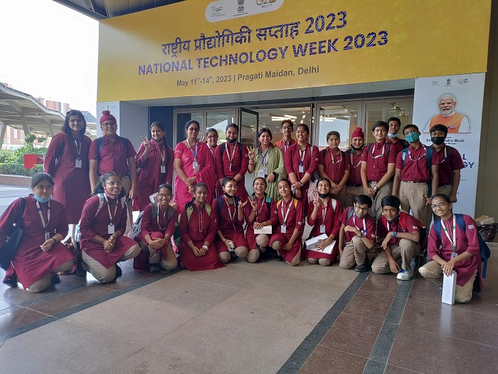 Class 9 students visit Innovation exhibition 'School to Start Up' held by GOI